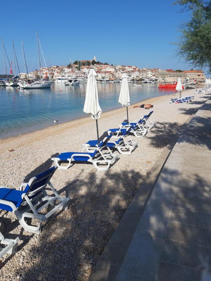 -Villa Sjor -Primosten-Apartmani- Has 2 Large Apartments And 2 Smaller Ones -Primosten Lokvice 6 Eksteriør bilde