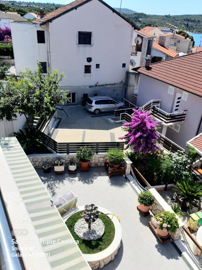 -Villa Sjor -Primosten-Apartmani- Has 2 Large Apartments And 2 Smaller Ones -Primosten Lokvice 6 Eksteriør bilde